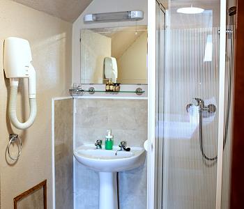 Badezimmer mit Dusche